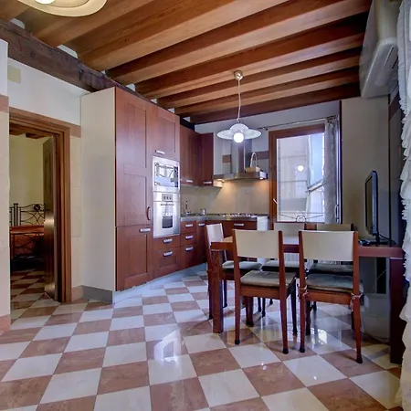 Balcony Cannaregio 4Pax, Wifi, Aircond شقة