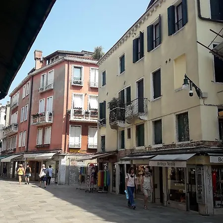 Balcony Cannaregio 4Pax, Wifi, Aircond شقة